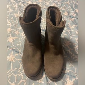 BRAND NEW GRAY UGG  - Size 9 KRISTEN